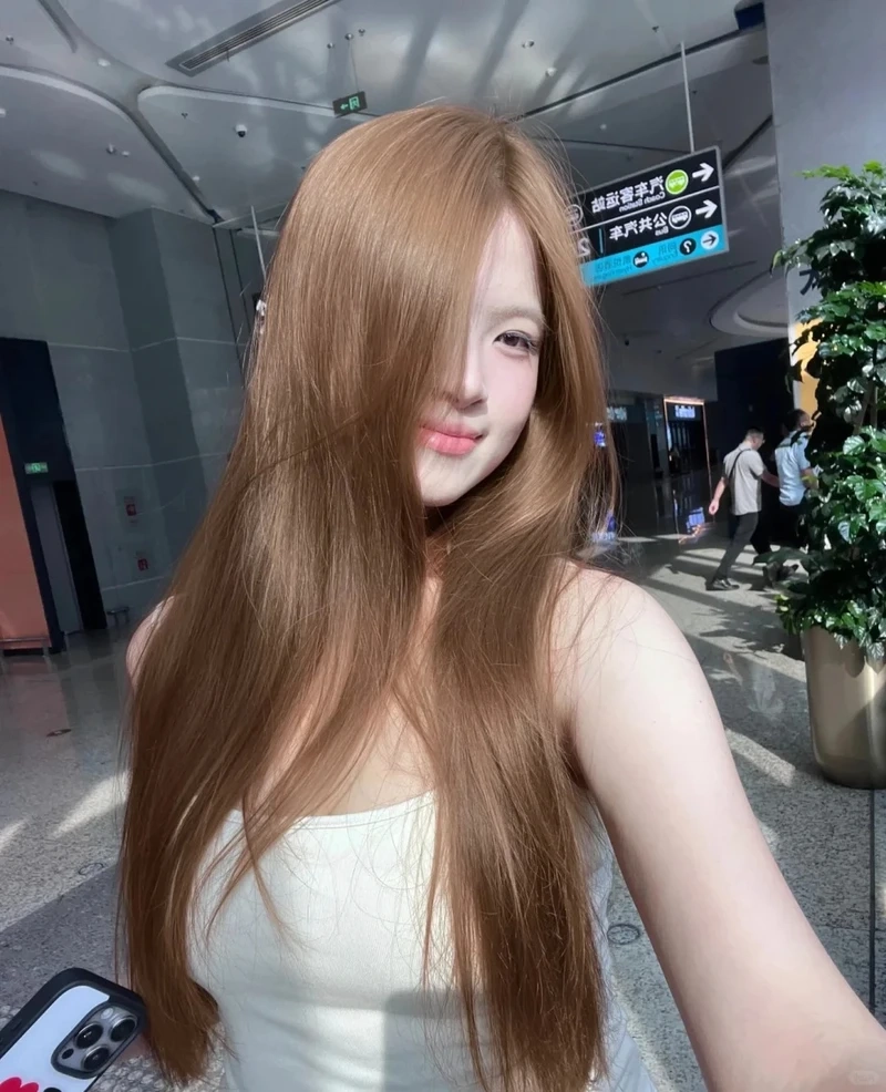 Nổi bật giữa đám đông với tóc nâu tây sáng nổi bật