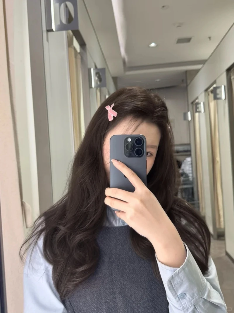 Đổi vibe với tóc trà đen phong cách mới