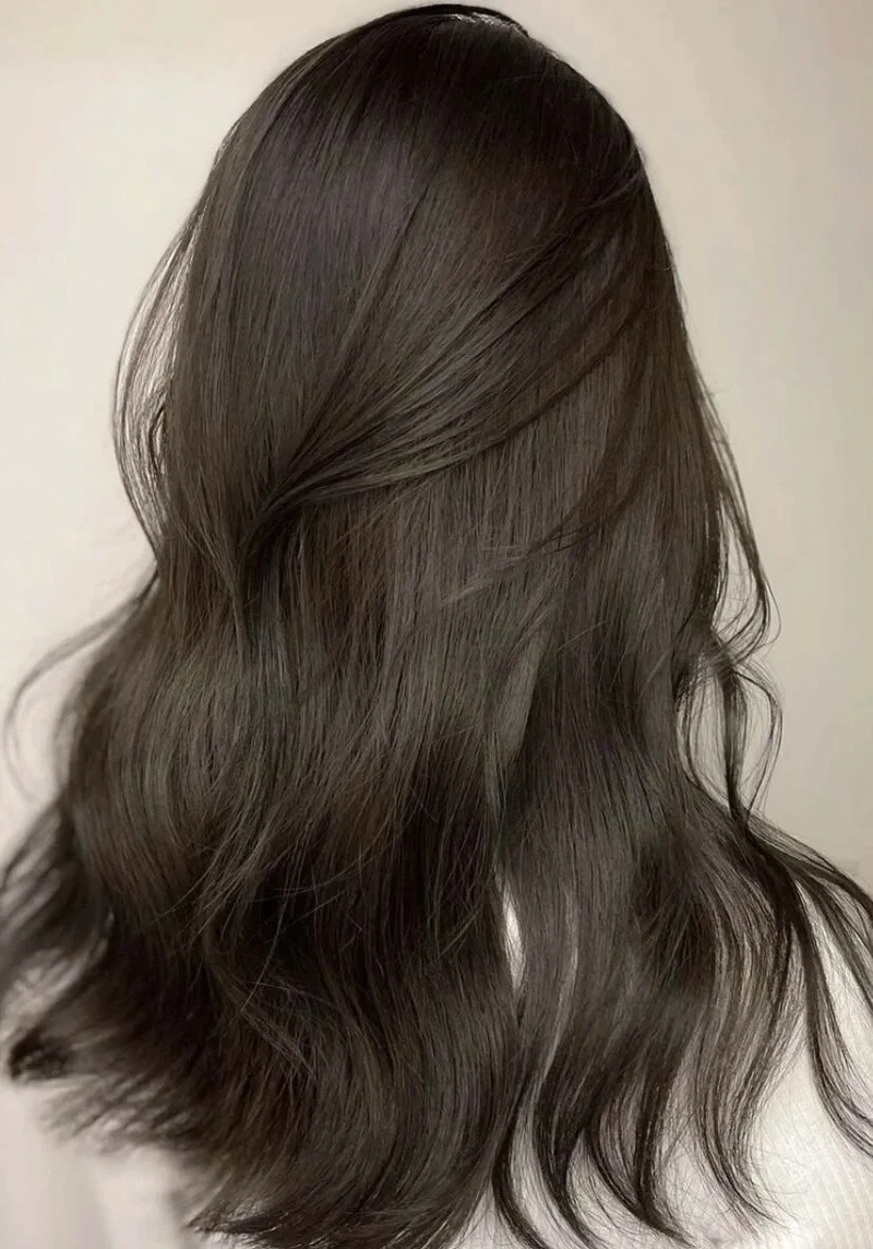 Dịu dàng với tóc trà đen tóc uốn